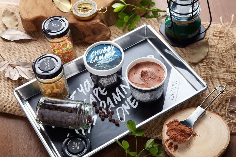 Guss Damn Goodのアイスクリームとチョコレート、カラースプレーなどのトッピングを並べたイメージ