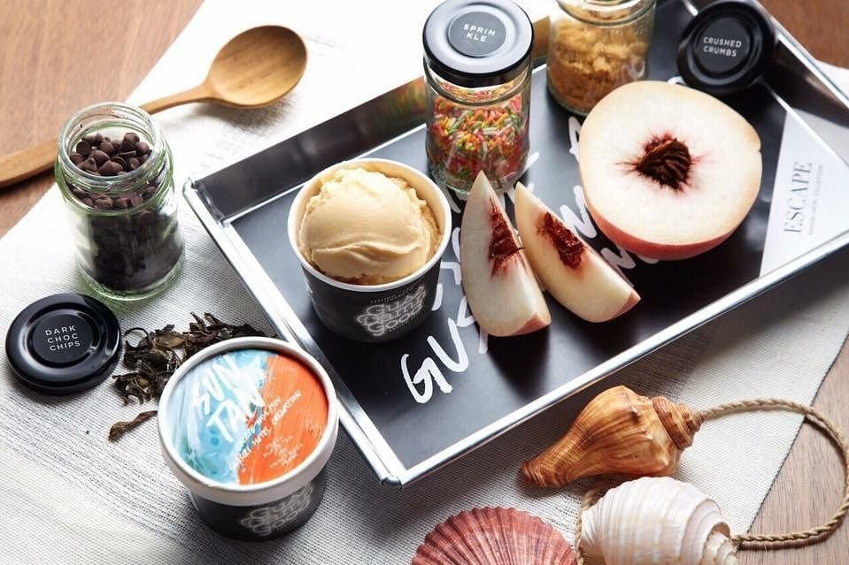 Guss Damn Goodのアイスクリームと白桃、チョコチップなどの素材を並べたイメージ
