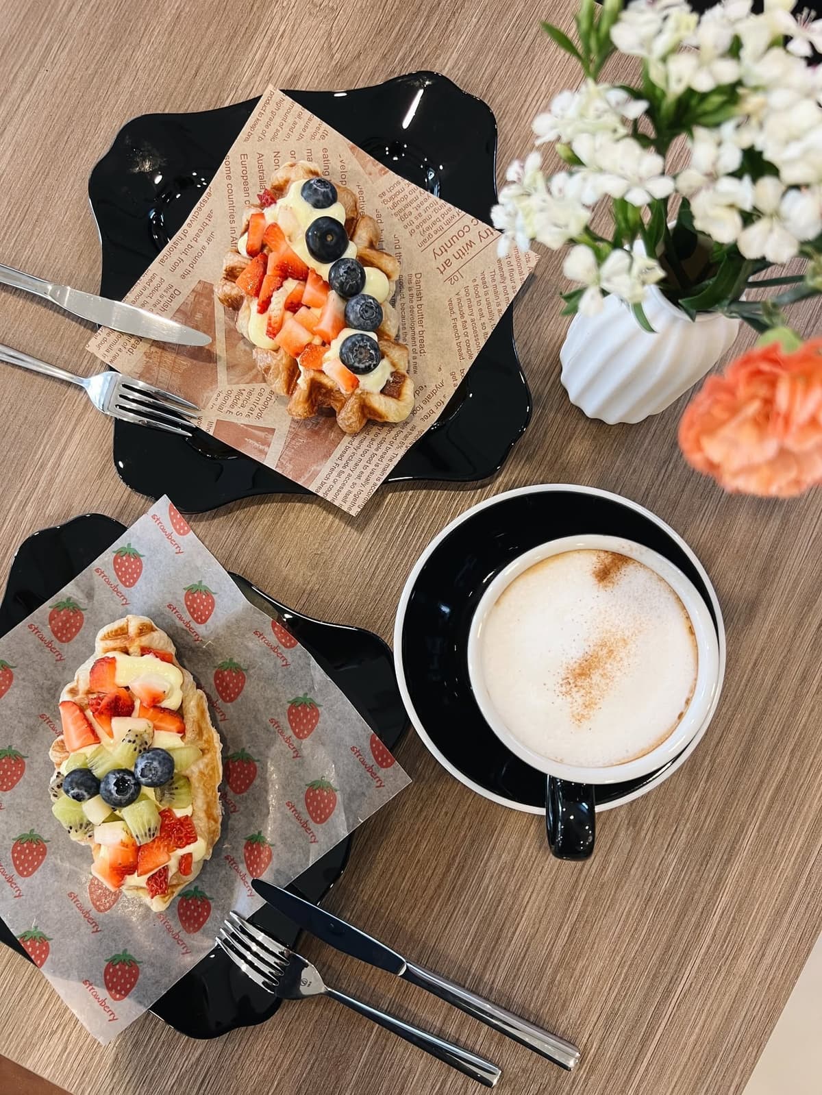 Nescafe Street Cafe Thonglorのフルーツをトッピングしたクロワッサンとカフェドリンク