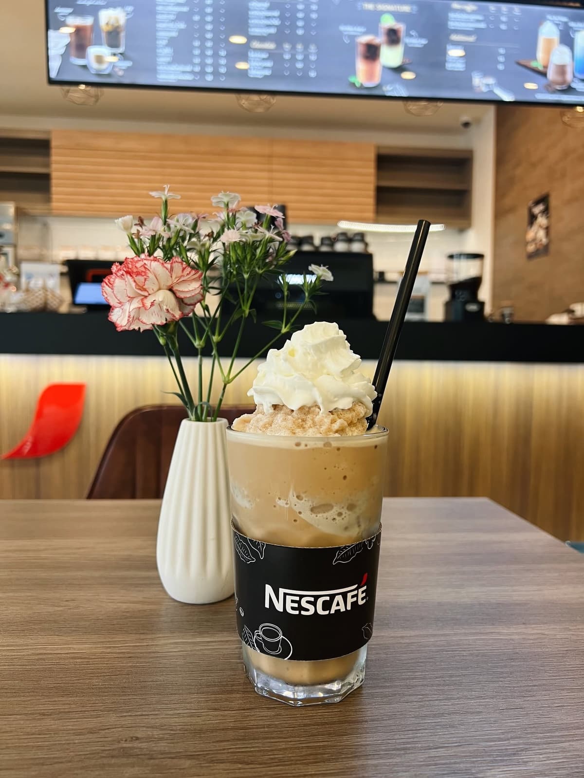 Nescafe Street Cafe Thonglorのホイップクリームをのせたフローズンドリンク