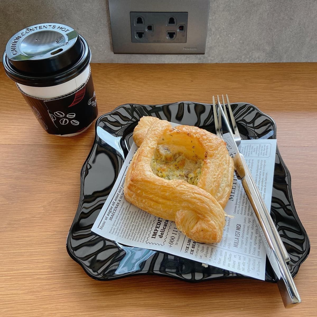 Nescafe Street Cafe Thonglorの惣菜系デニッシュとテイクアウトコーヒー