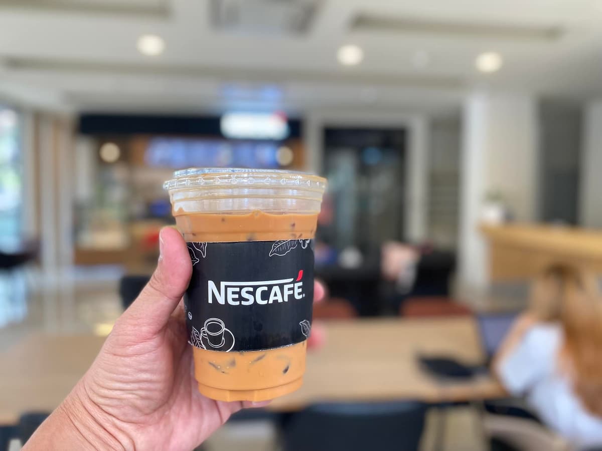Nescafe Street Cafe Thonglorのアイスコーヒーと店内の様子