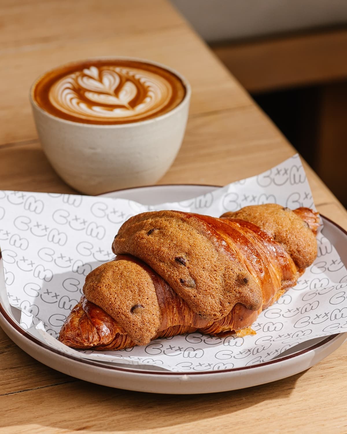 CUM Coffeeのラテアートコーヒーとクロワッサン