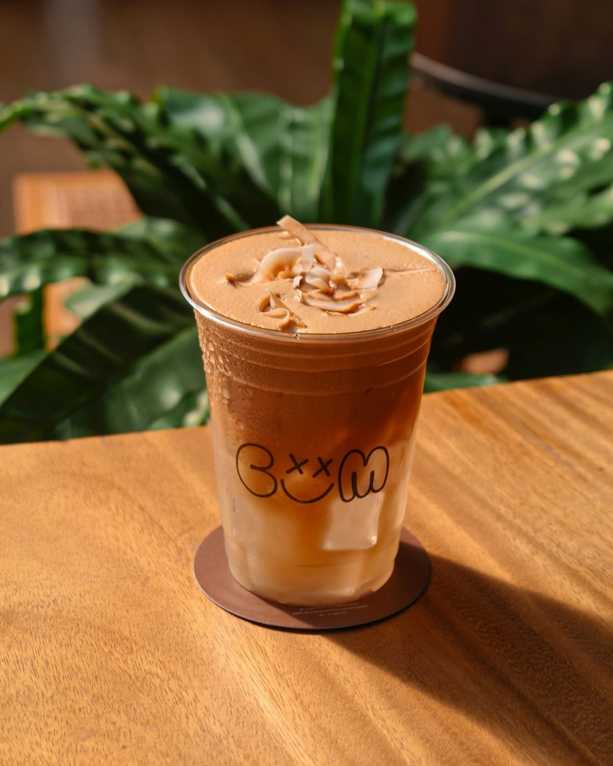 CUM Coffeeのクリームをのせたアイスコーヒードリンク