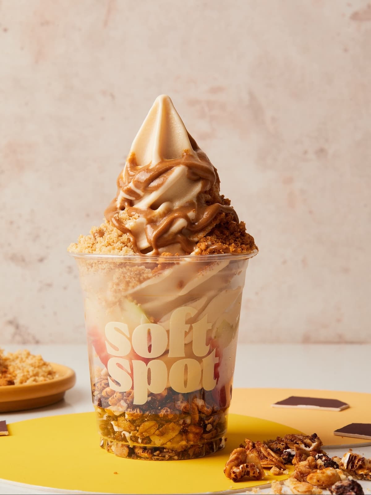 Soft Spot Açaíのソフトクリームにソースとクランブルをトッピングしたカップデザート