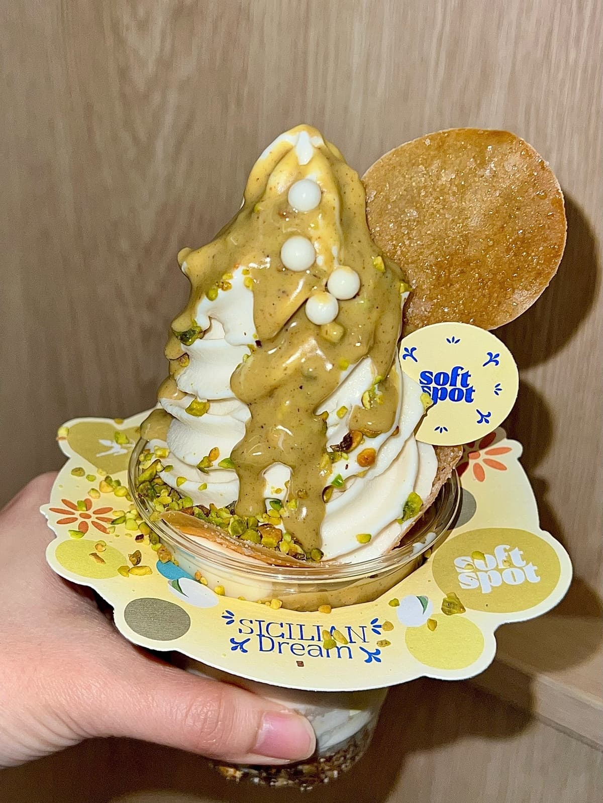 Soft Spot Açaíのソフトクリームにピスタチオ系ソースとナッツをトッピングしたカップデザート