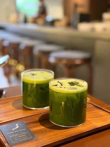 CHAEN TEA Experienceで提供される、木製トレーに並んだ2杯のアイス抹茶ドリンク