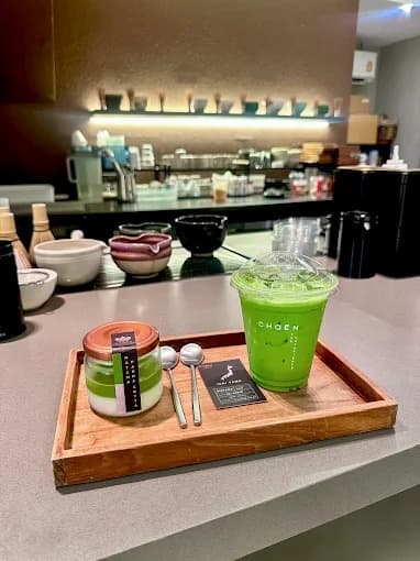 CHAEN TEA Experienceのカウンターで提供される、抹茶ドリンクと抹茶スイーツのセット