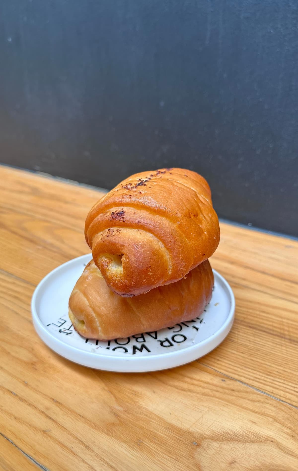 C.P.S. COFFEEのプレートに盛られた焼きたてのロールパン
