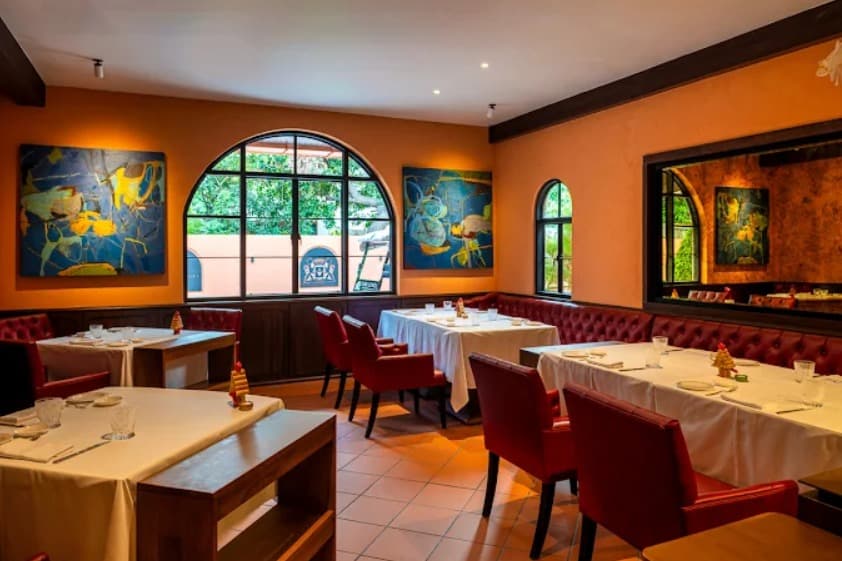 店内:モダンで温かみのあるCasa Lenzi Italian Restaurantのテーブル席