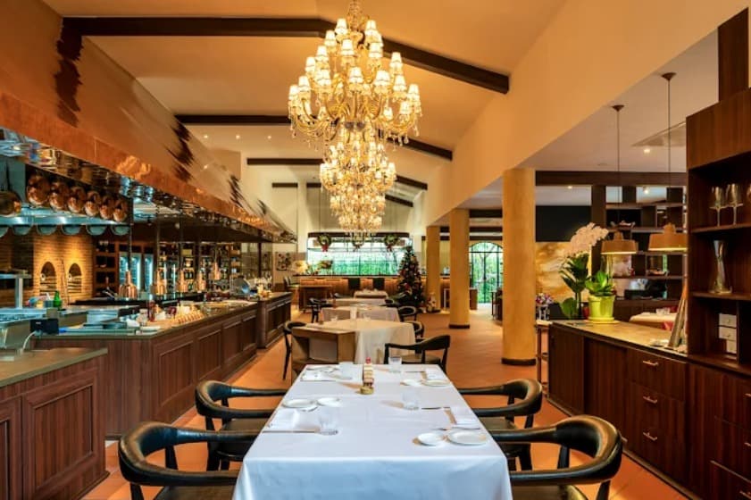 店内:照明が心地よい雰囲気を演出するCasa Lenzi Italian Restaurantのテーブル席