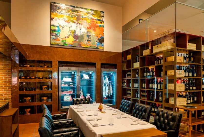 店内:ワインのラインアップが豊富なCasa Lenzi Italian Restaurantのテーブル席
