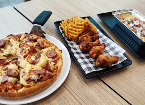 The Pizza Company The Phyll Sukhumvit 54のピザ・チキン・ポテト