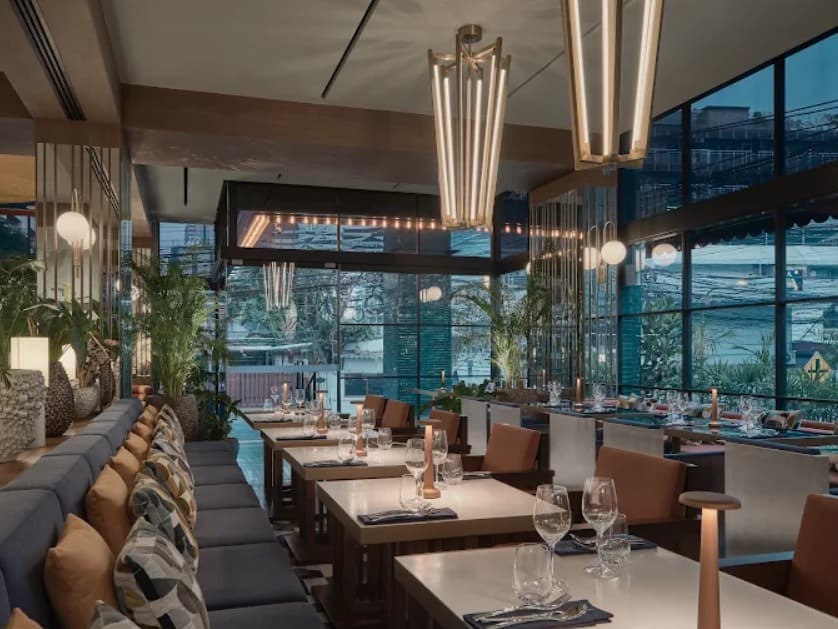 店内:スタイリッシュ空間のSWD Bangkokテーブル席