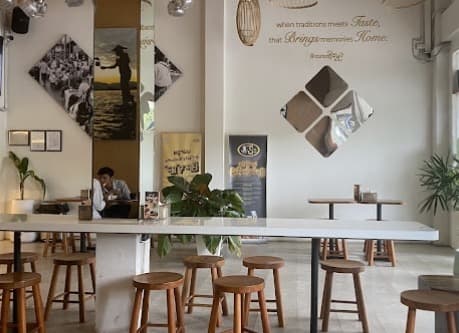 Shwe Tea House & Noodlesの店内