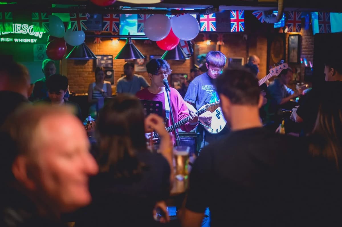 The Old English Pub店内で行われるライブバンド演奏の様子