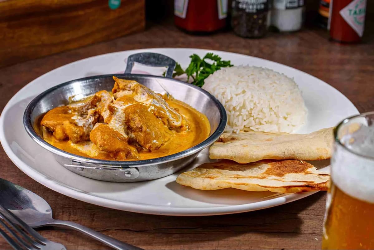 The Old English Pubで提供されるカレーとライス、ナン