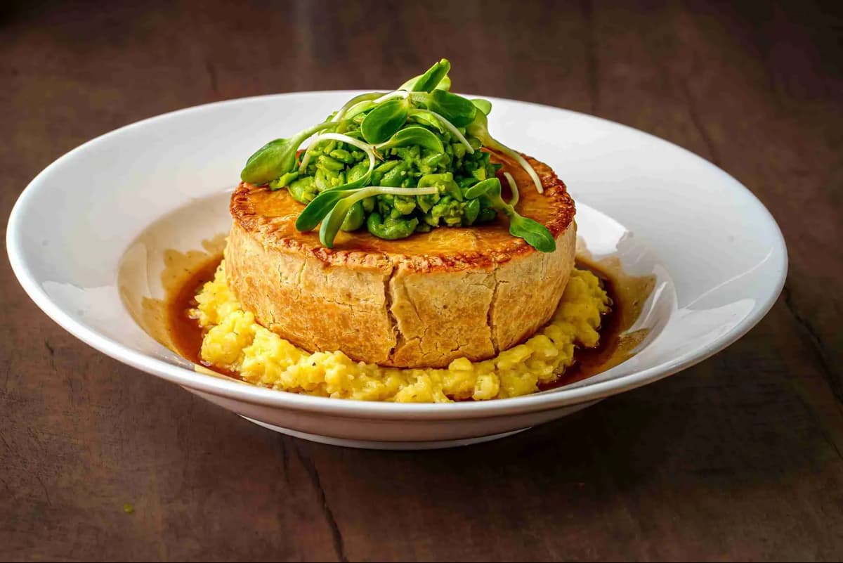 The Old English Pubで提供される英国風ミートパイ料理