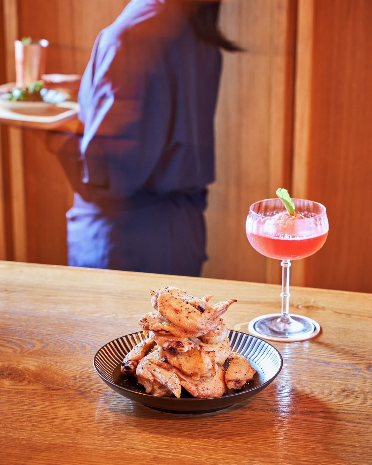 The Japanese Highball Bar 1923のグリルチキンウィングとカクテル