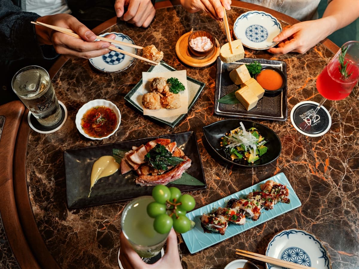 The Japanese Highball Bar 1923のハイボールと和食を楽しむテーブル