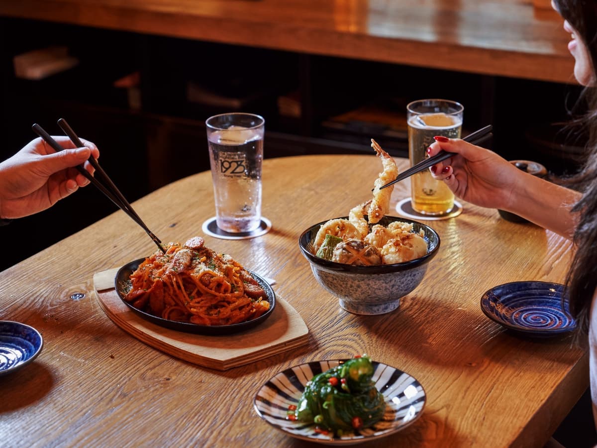 The Japanese Highball Bar 1923のハイボールと食事を楽しむ様子