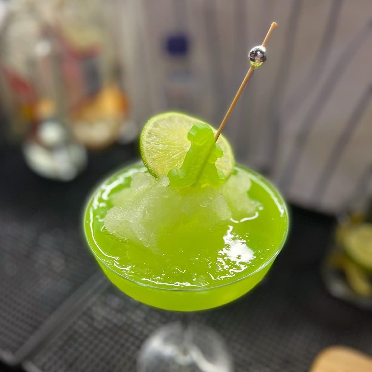 Younger Bar & Caféの鮮やかなグリーンカラーのカクテル