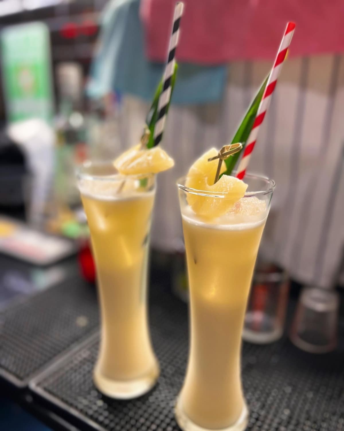 Younger Bar & Caféのフルーツを添えたカクテル2杯