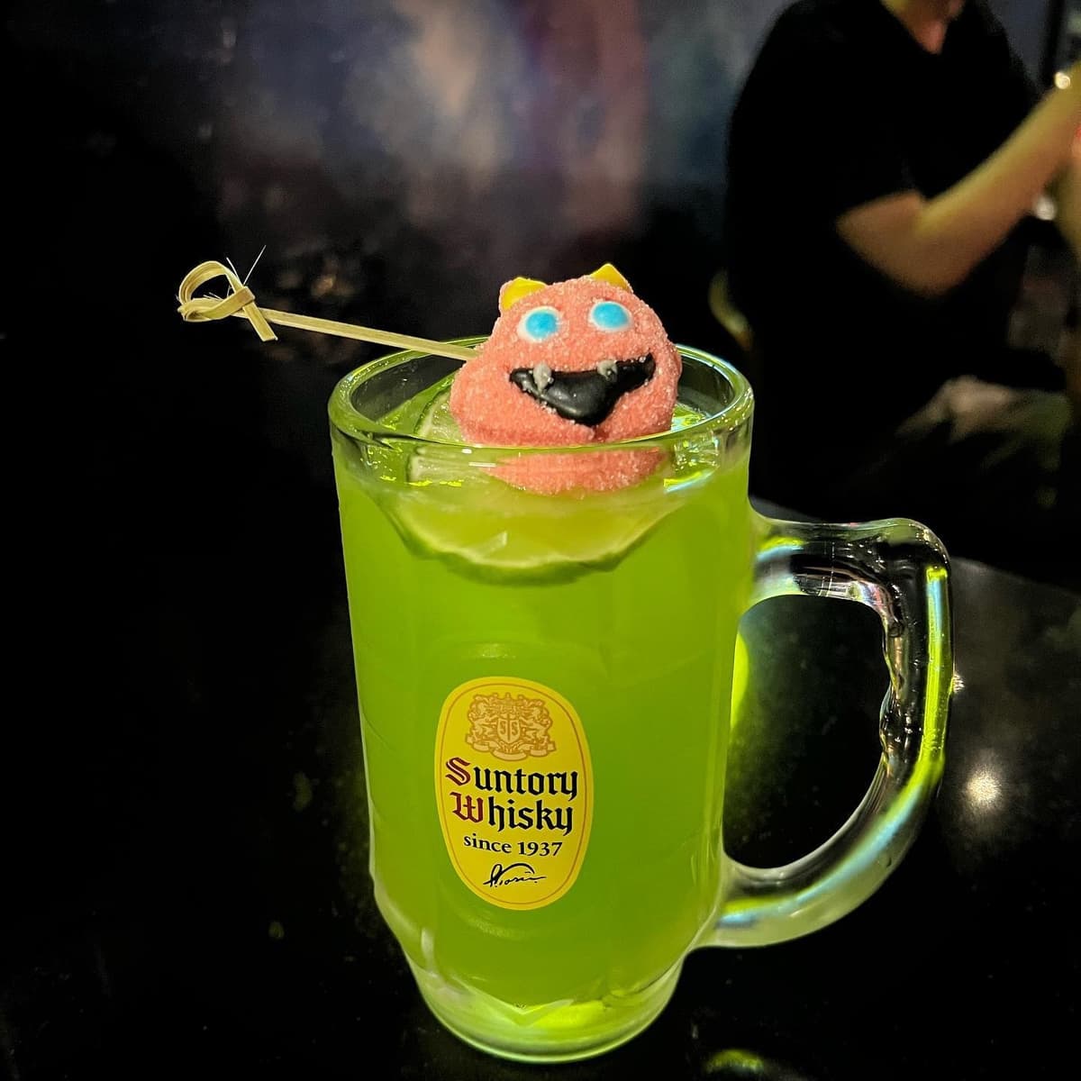 Younger Bar & Caféの遊び心あるデコレーションを添えたグリーンカクテル