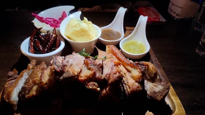 TERRA Thonglor 10で提供される肉料理の盛り合わせ