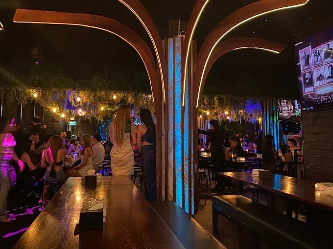 TERRA Thonglor 10の夜の店内とバーカウンター席