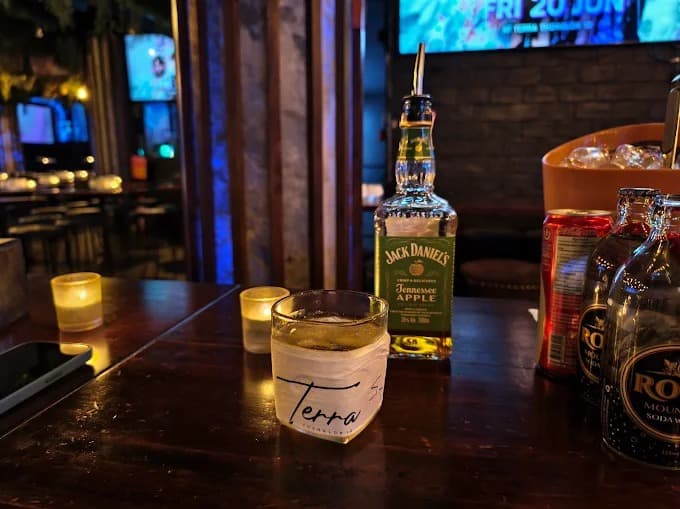 TERRA Thonglor 10のテーブルに置かれたウイスキーとドリンク