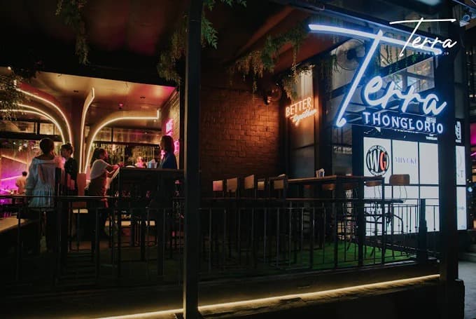 夜のTERRA Thonglor 10の店舗外観とネオンサイン