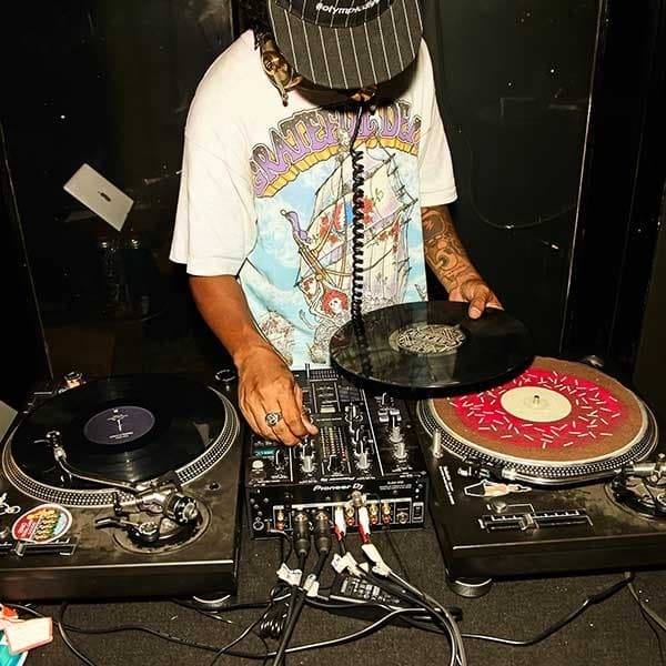 Black Cabin Bar BangkokでレコードをプレイするDJ