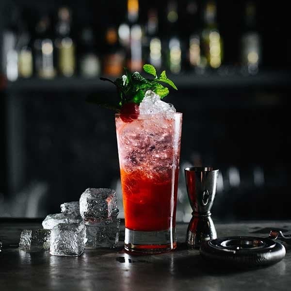 Black Cabin Bar Bangkokで提供される赤いカクテル
