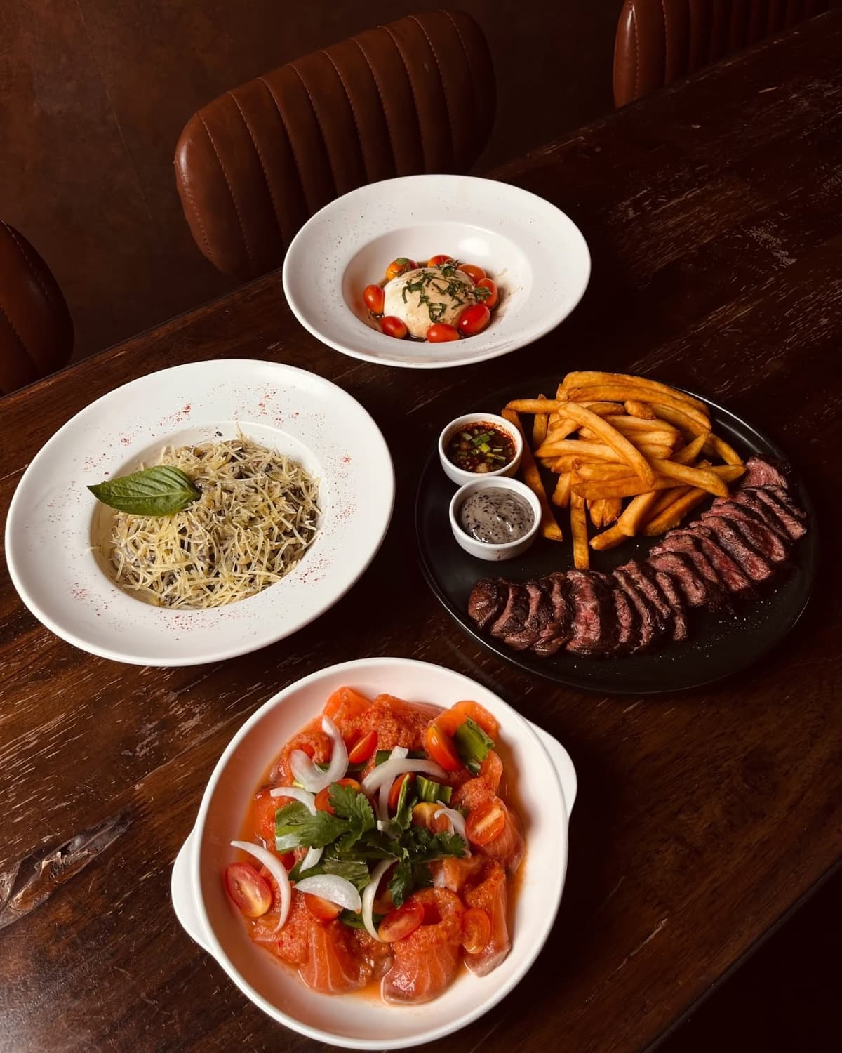 Another Roundのステーキとフライドポテト、パスタ、サーモン料理