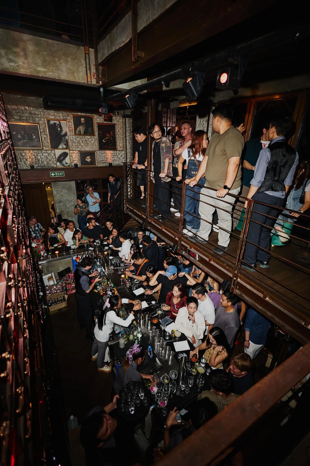 Rabbit Holeの吹き抜けの店内と賑わうバーカウンターを上階から見下ろした様子