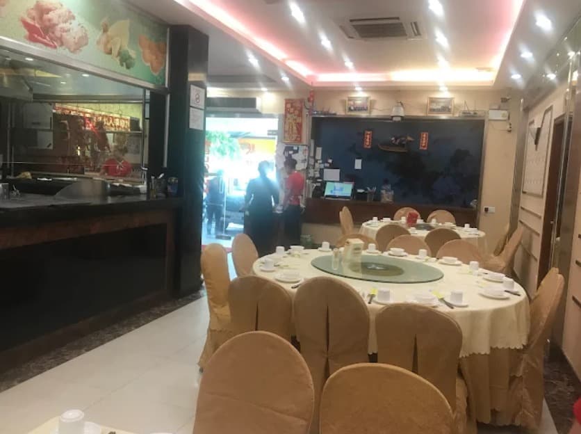 店内:円卓を囲んで食事を楽しめる老地方のテーブル席