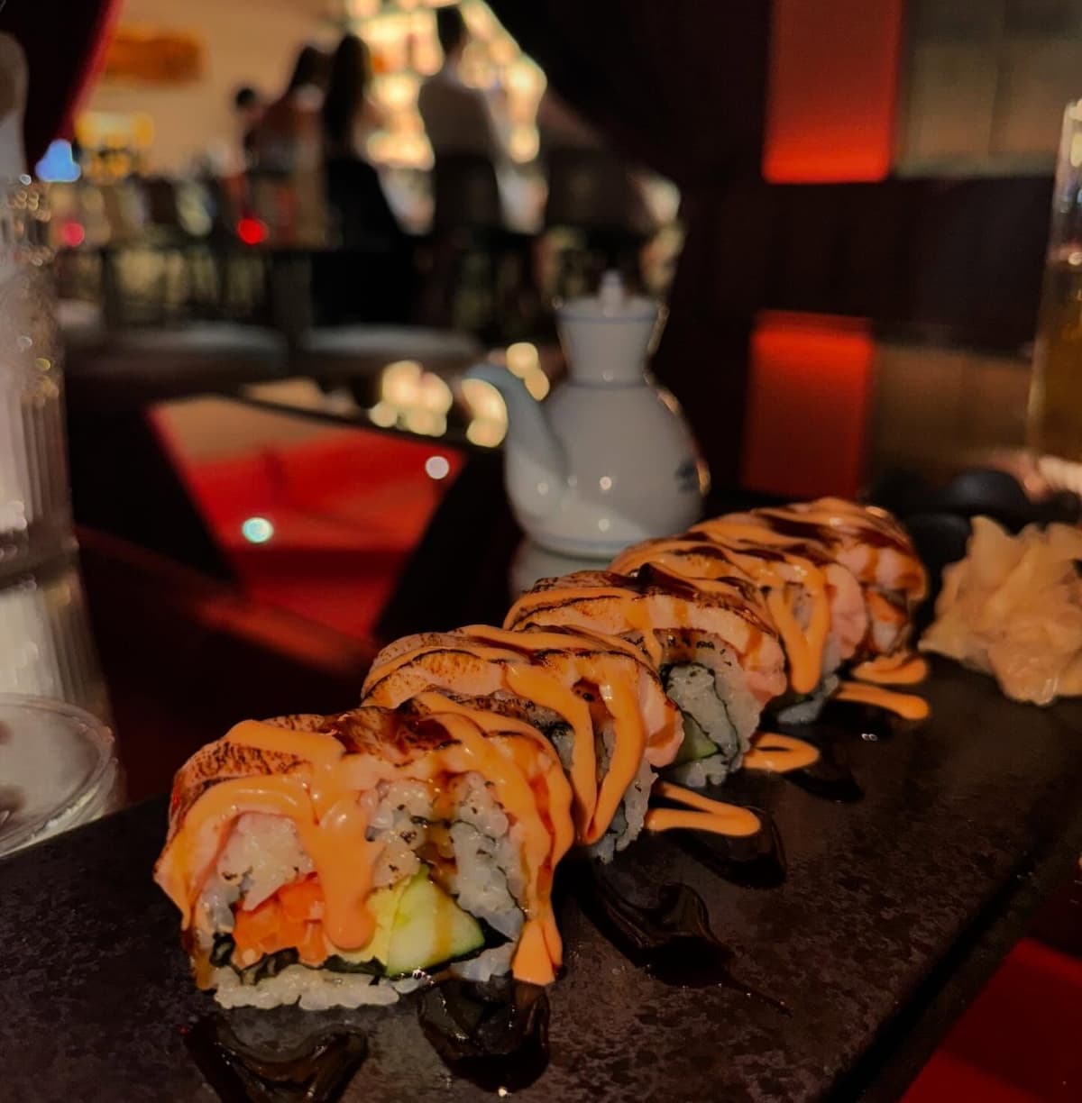 炙りサーモンをのせた寿司ロール|The bar at 9 Thonglor