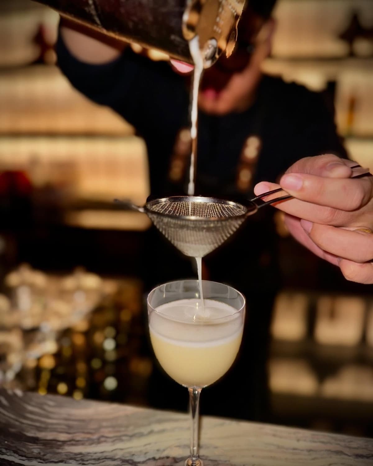 バーテンダーがカクテルを仕上げる様子|The bar at 9 Thonglor