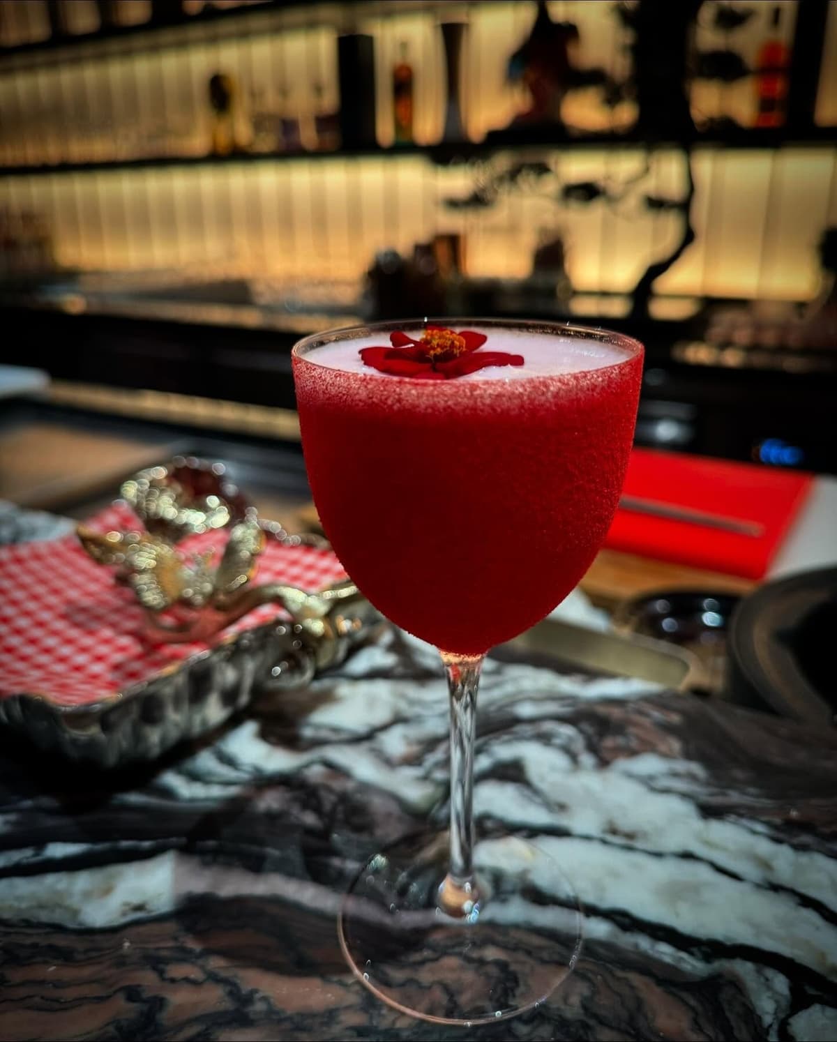 花を飾った赤いカクテル|The bar at 9 Thonglor
