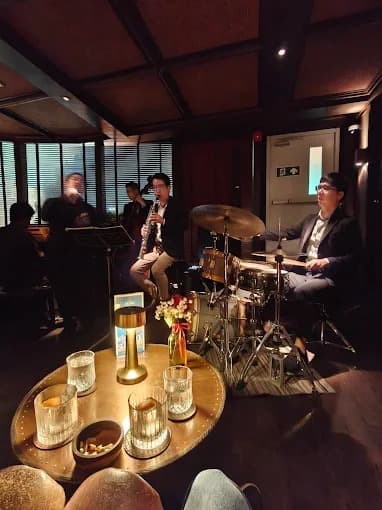 008 Barの店内で行われるライブ演奏、ドラムや管楽器を演奏するミュージシャン