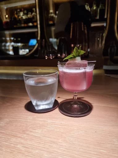 008 Barのカウンターで提供されるピンク色のカクテル
