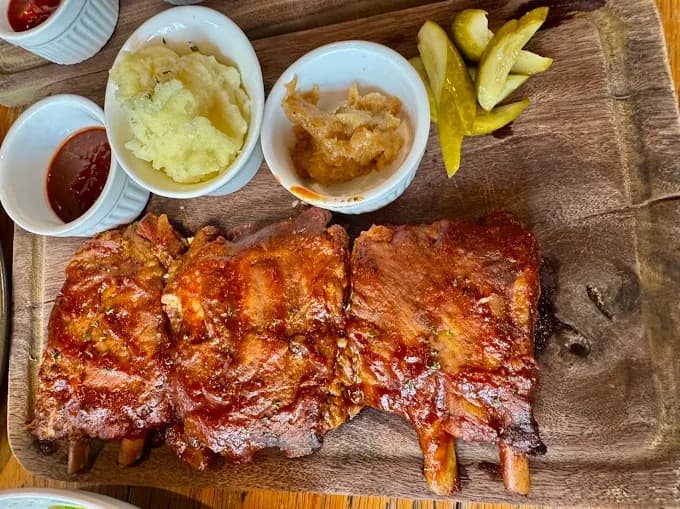 Mellow Thong LoのBBQポークスペアリブとマッシュポテト、ピクルス