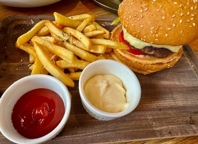 Mellow Thong Loのハンバーガーとフライドポテト