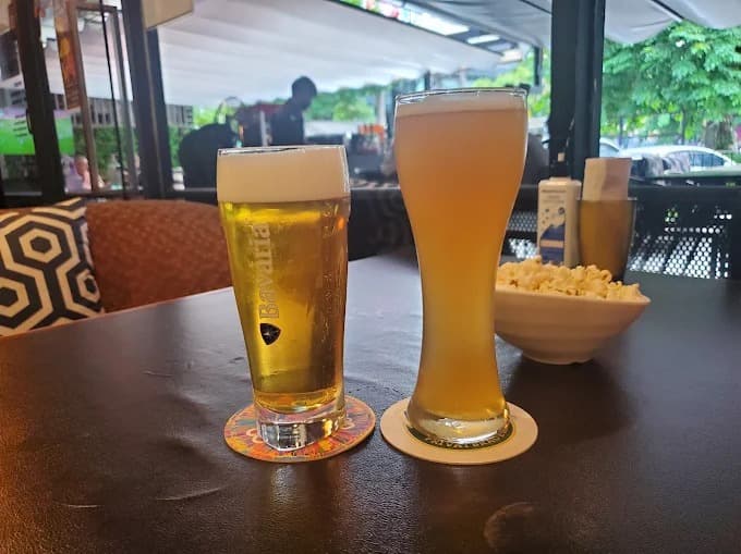 She Barのテーブルに並ぶ2種類のビール