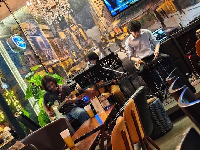 She Bar店内で行われるライブミュージック演奏