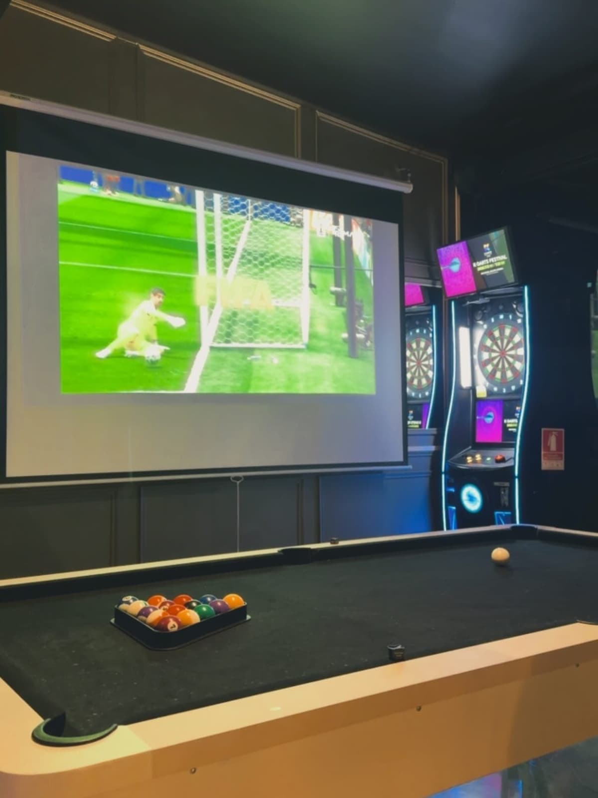 Sports & Billiards & Dart Bar TWENTY FOUR