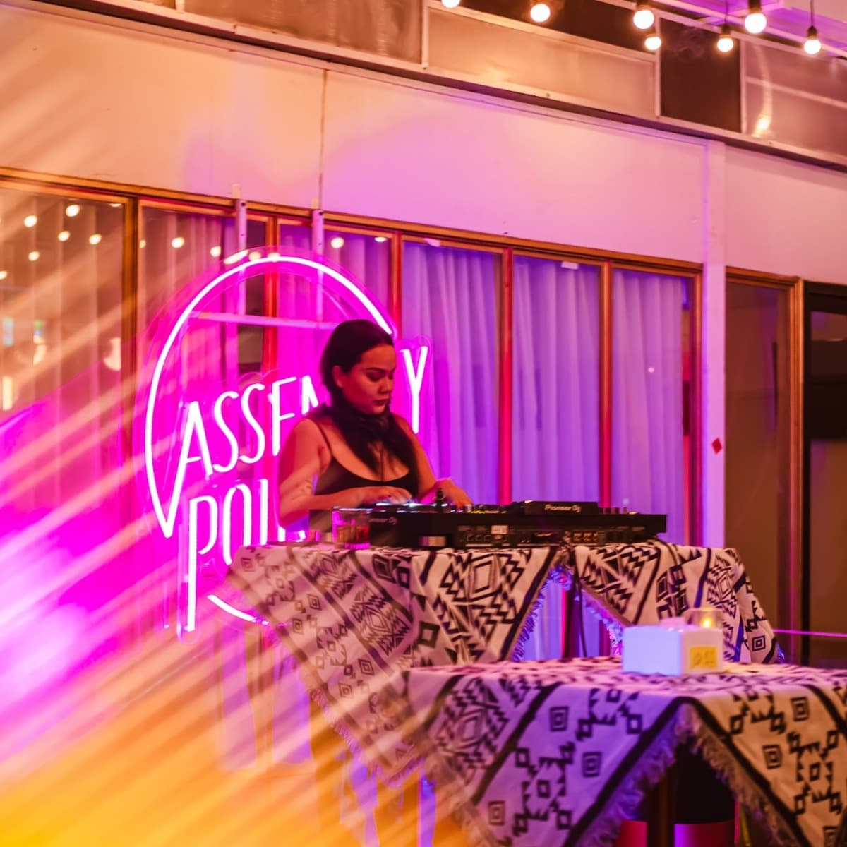 Assembly Point Thonglorのネオン照明とDJブースでプレイするDJ