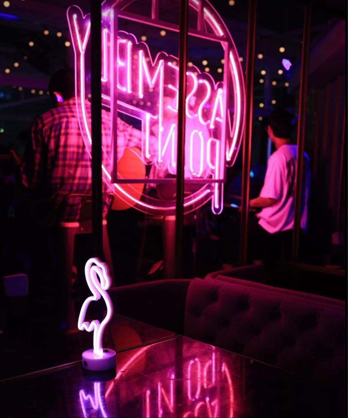 Assembly Point Thonglor店内のピンクのネオンサインとフラミンゴライト