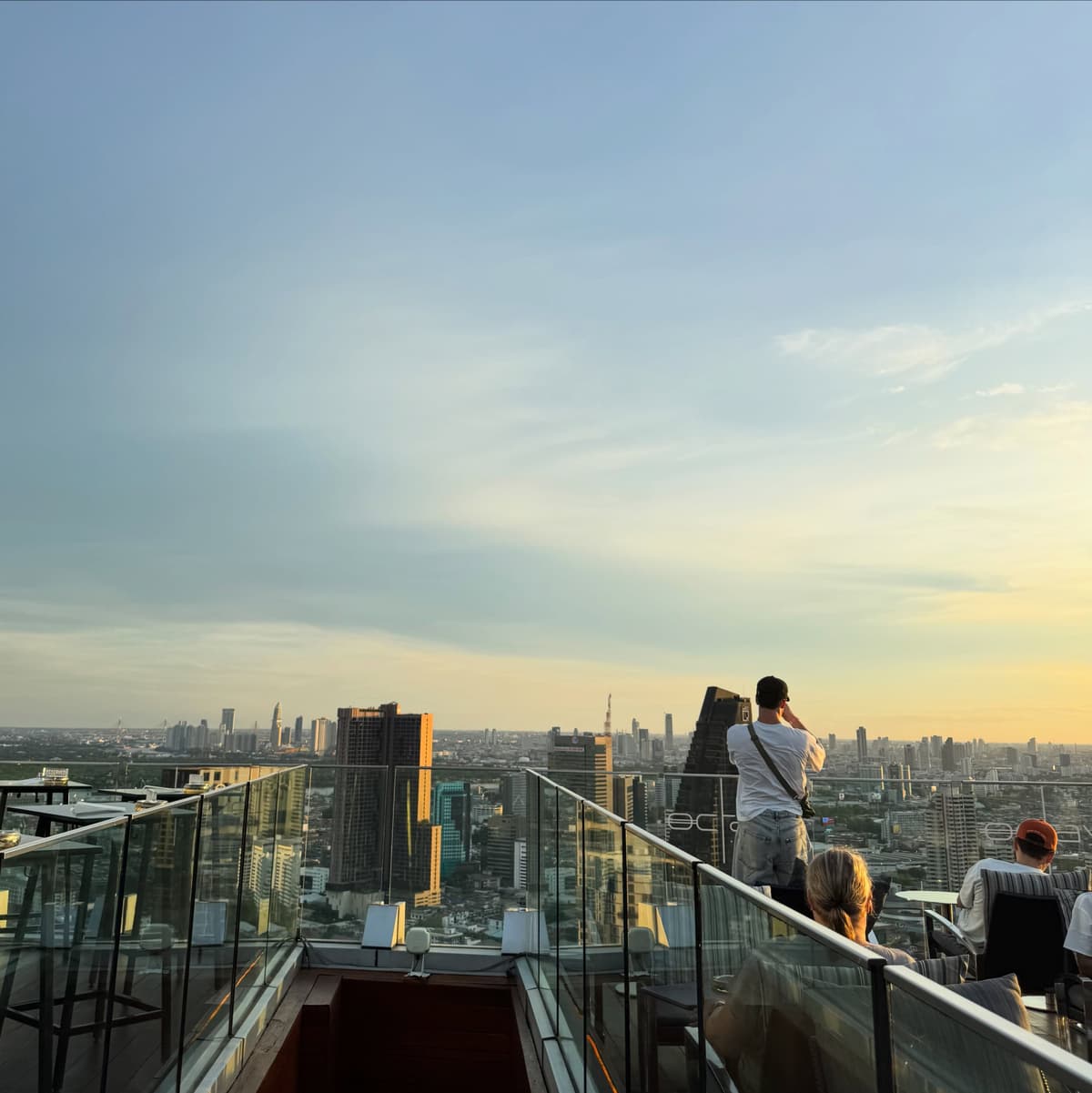 Octave Rooftop Lounge & Barの高層階テラスから望むバンコクの街並み